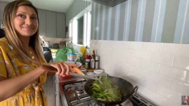 Nikah dengan pengusaha tajir kini rumahnya mewah di Los Angeles, intip 9 potret dapur Sarah Azhari