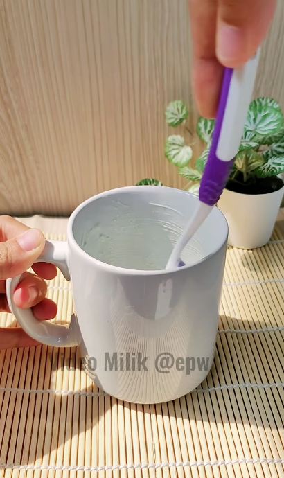 Bukan diamplas, ini trik hilangkan kerak kuning di gelas keramik pakai 3 bahan