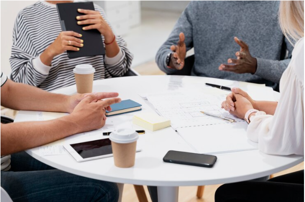 Pengertian moderator © Freepik