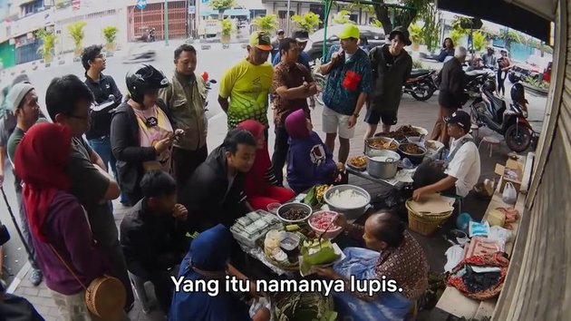 Gayanya bak warga lokal, begini penampilan 8 seleb luar negeri saat berkunjung ke Indonesia