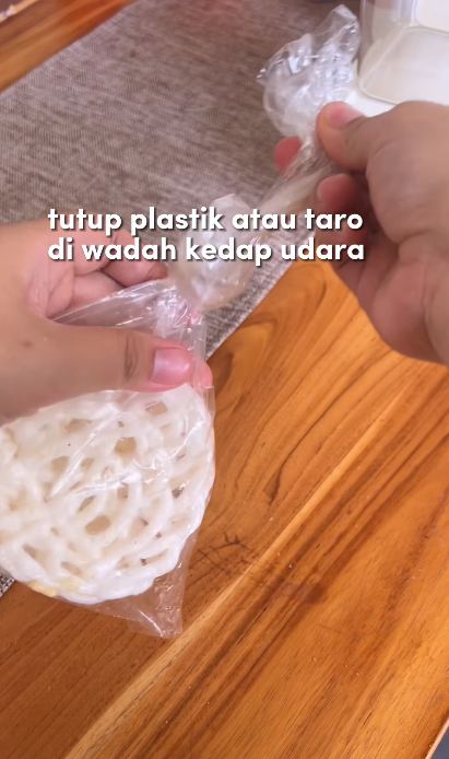 Bukan dioven atau digoreng lagi, wanita ini punya trik bikin kerupuk melempem jadi renyah kembali