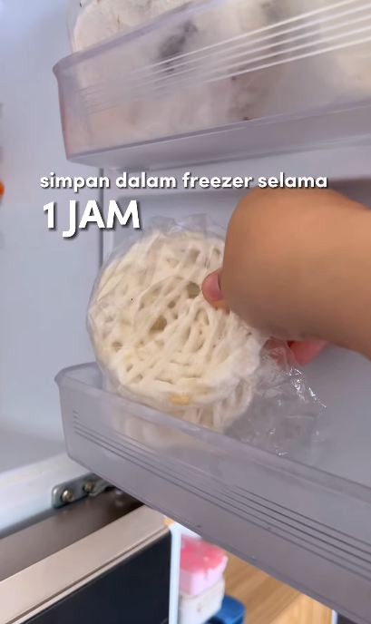 Bukan dioven atau digoreng lagi, wanita ini punya trik bikin kerupuk melempem jadi renyah kembali