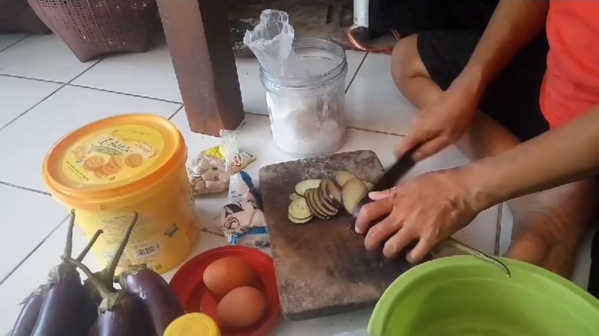Tanpa baking powder, cara emak-emak bikin terong krispi ini gurih dan kriuk tambah 1 bahan makanan