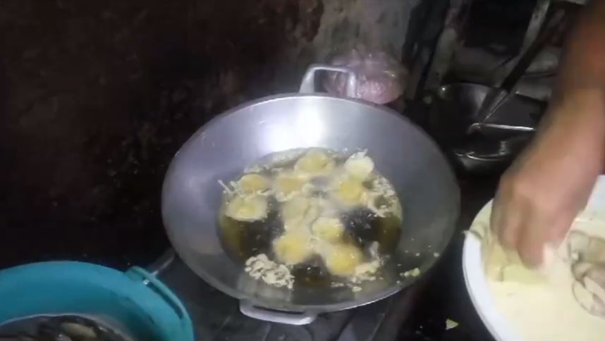 Tanpa baking powder, cara emak-emak bikin terong krispi ini gurih dan kriuk tambah 1 bahan makanan