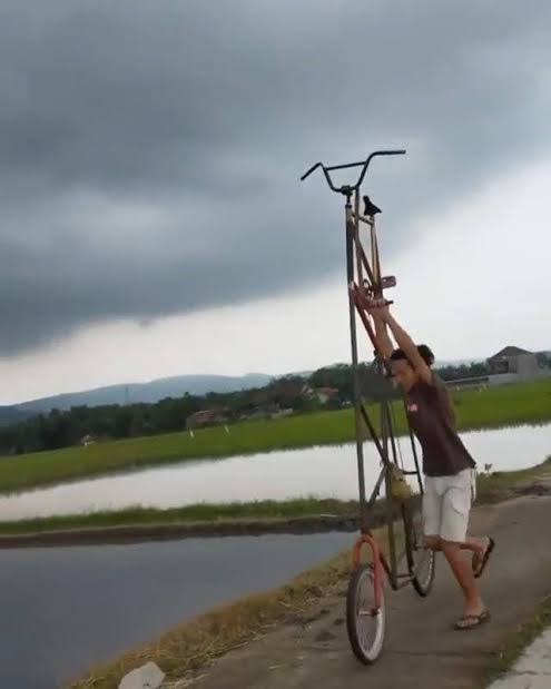 orang naik sepeda nyeleneh berbagai sumber orang naik sepeda nyeleneh berbagai sumber