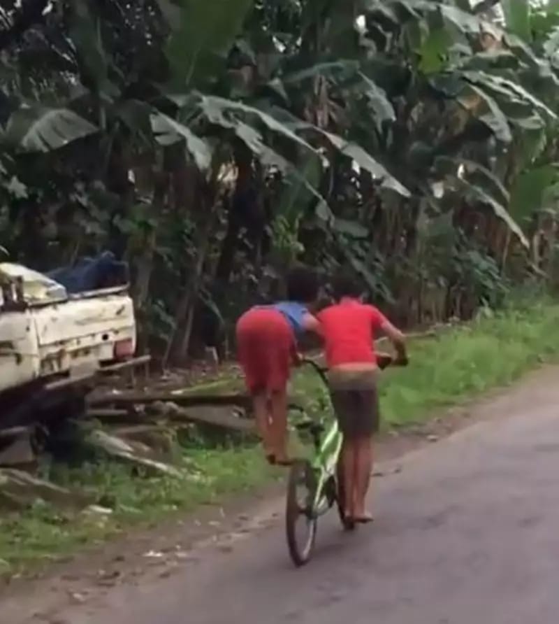 orang naik sepeda nyeleneh berbagai sumber orang naik sepeda nyeleneh berbagai sumber