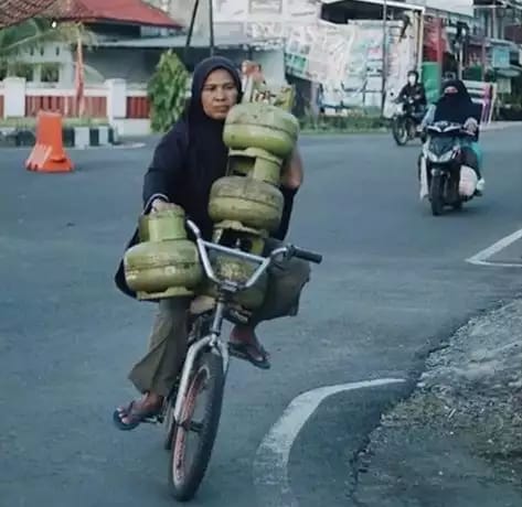 orang naik sepeda nyeleneh berbagai sumber orang naik sepeda nyeleneh berbagai sumber