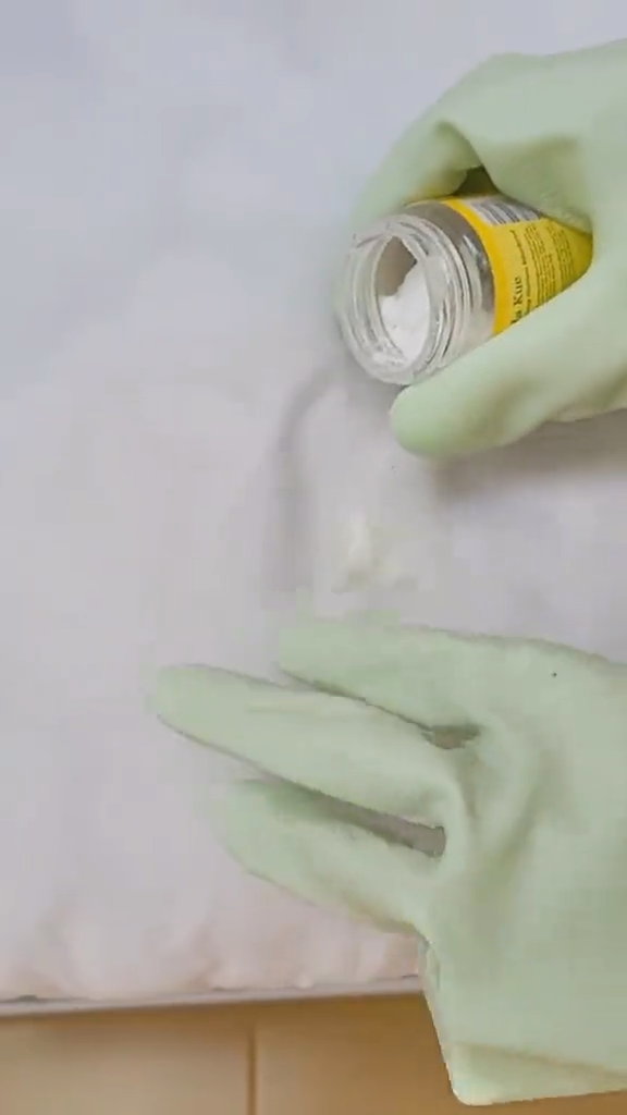 Tanpa direndam pemutih, ini trik hilangkan noda kuning di bantal agar kinclong pakai 2 bahan dapur