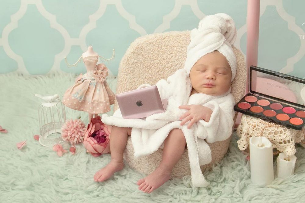 Potret baby azura anak Aurel Hermansyah, parasnya disebut mirip Kellen Lemos © 2024 brilio.net