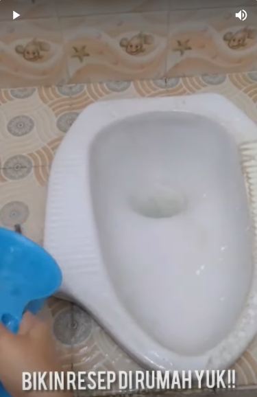 Bermodal 2 bahan dapur, trik bersihkan kerak di kloset ini ampuh tanpa sitrun dan air panas