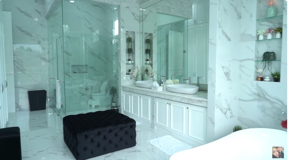 potret kamar kartika putri © YouTube potret kamar kartika putri © YouTube