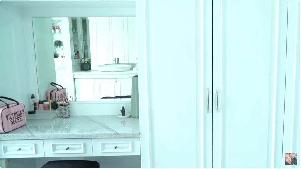 potret kamar kartika putri © YouTube potret kamar kartika putri © YouTube