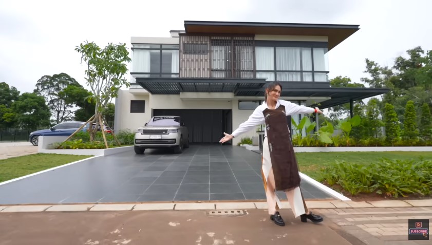 rumah baru Luna Maya pintunya 300 juta © YouTube