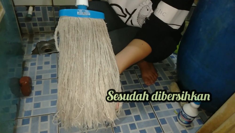 Tanpa direndam semalaman, ini trik memutihkan kain pel dekil pakai tambahan 1 bahan dapur
