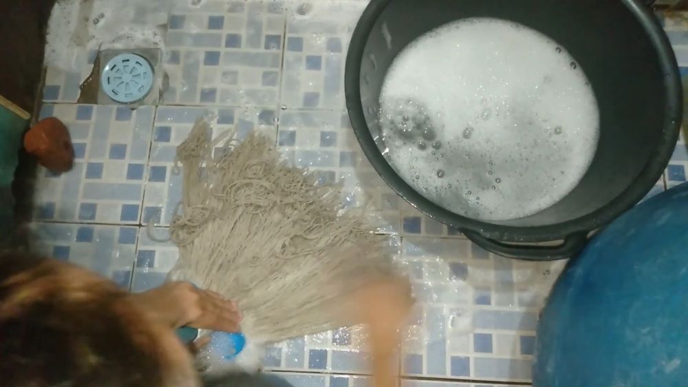 Tanpa direndam semalaman, ini trik memutihkan kain pel dekil pakai tambahan 1 bahan dapur