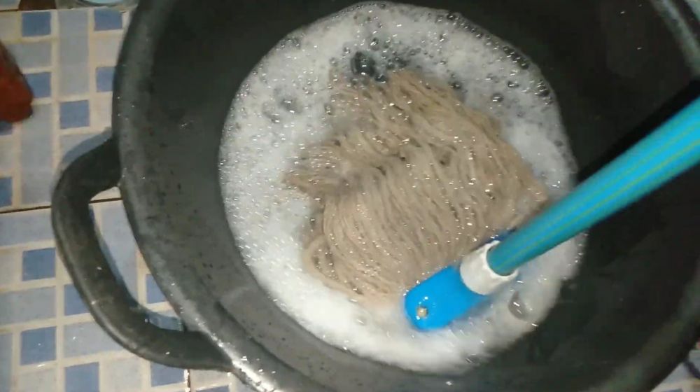 Tanpa direndam semalaman, ini trik memutihkan kain pel dekil pakai tambahan 1 bahan dapur