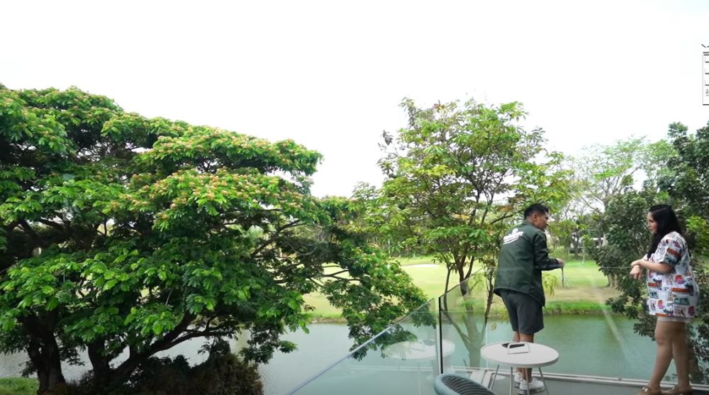 Punya hunian megah bak resort, 9 potret kamar tidur Momo eks Geisha balkonnya langsung view danau