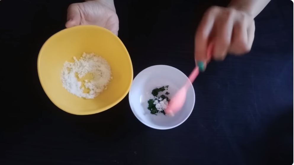 Tanpa dicampur baking soda, emakemak ini putihkan gigi kuning pa