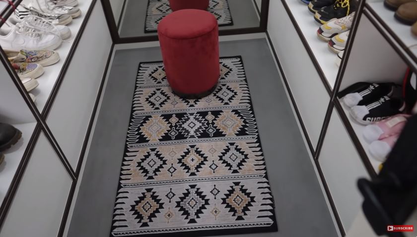 potret halaman depan sharena delon © YouTube