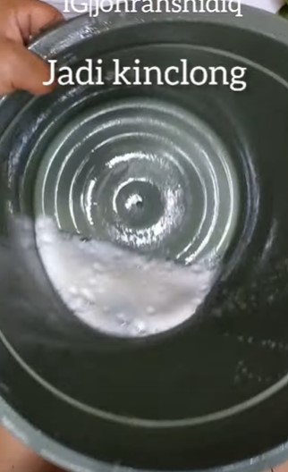 Tanpa digosok kuat, ini cara membersihkan kerak hitam bak mandi pakai tambahan 1 bahan dapur