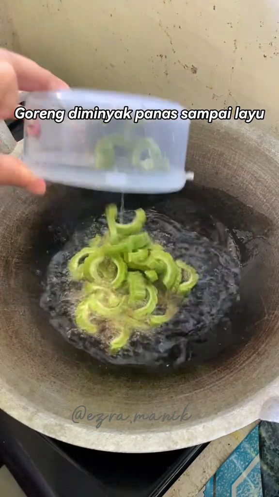 Tak perlu diremas garam, trik emak-emak masak pare ini bikin rasa pahitnya hilang sempurna