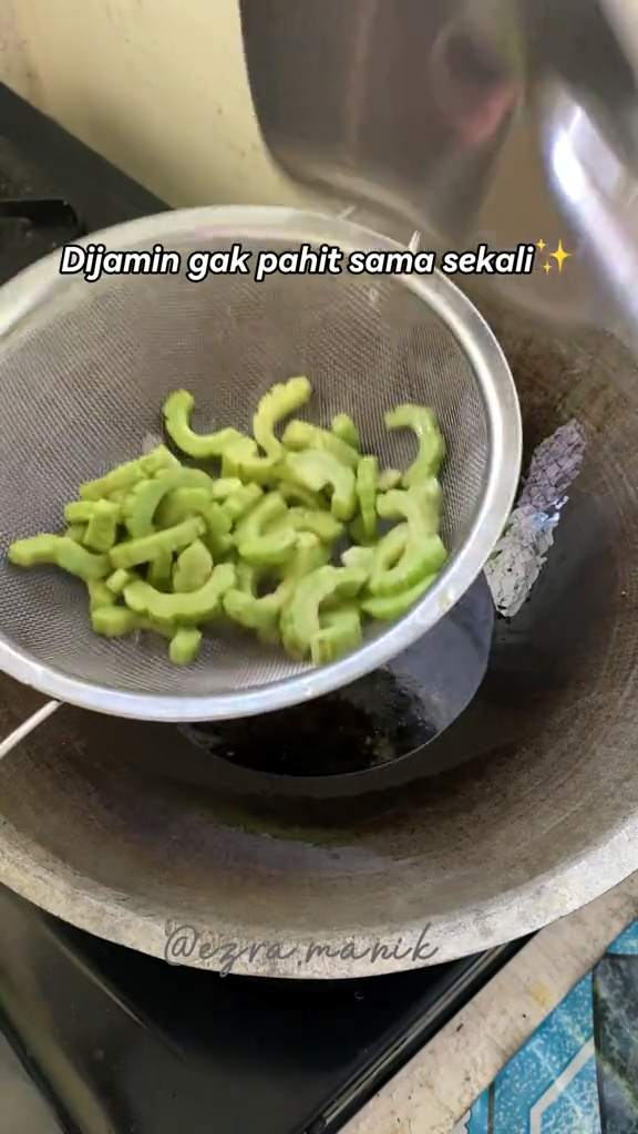 Tak perlu diremas garam, trik emak-emak masak pare ini bikin rasa pahitnya hilang sempurna