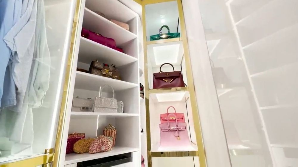 walk in closet Tasyi Athasyia canggih © YouTube walk in closet Tasyi Athasyia canggih © YouTube