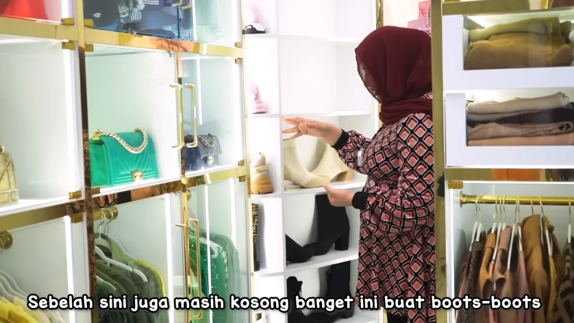 walk in closet Tasyi Athasyia canggih © YouTube walk in closet Tasyi Athasyia canggih © YouTube