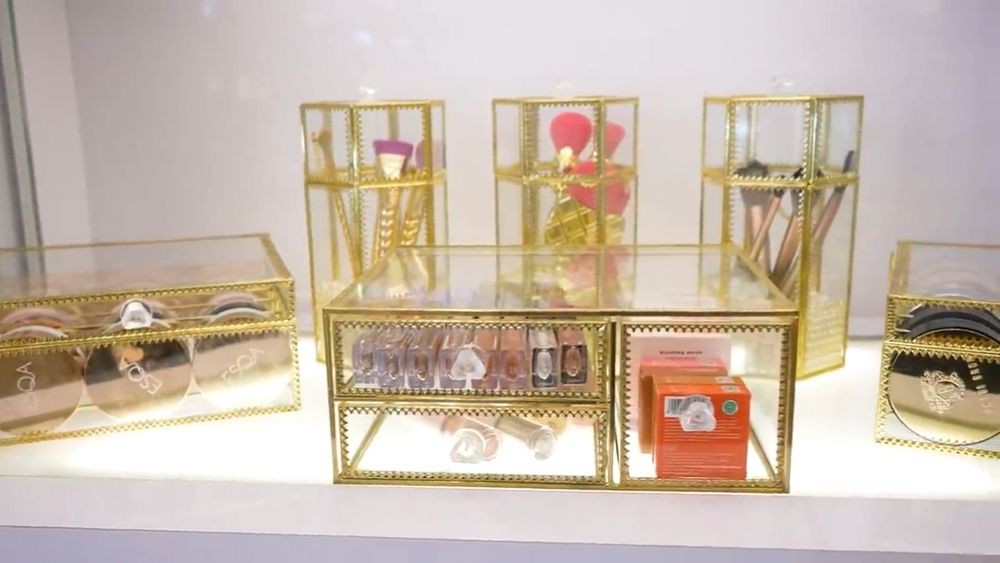 walk in closet Tasyi Athasyia canggih © YouTube walk in closet Tasyi Athasyia canggih © YouTube