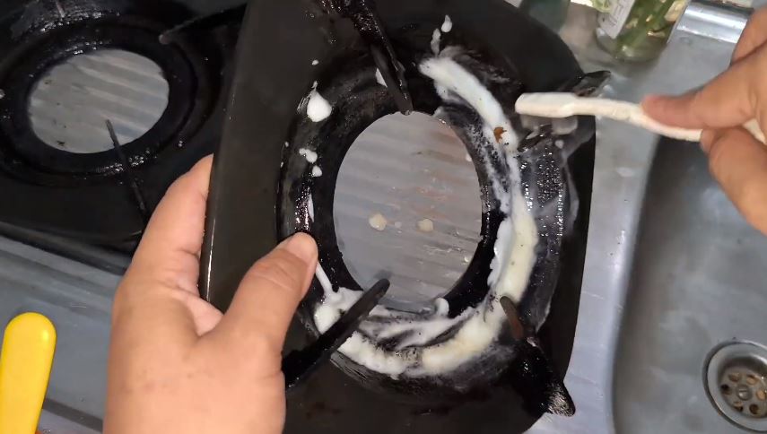 Tanpa perlu direndam sitrun, ini cara bersihkan kerak tebal di tungku kompor cuma pakai 2 bahan dapur