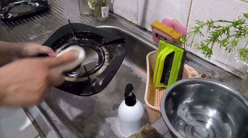Tanpa perlu direndam sitrun, ini cara bersihkan kerak tebal di tungku kompor cuma pakai 2 bahan dapur
