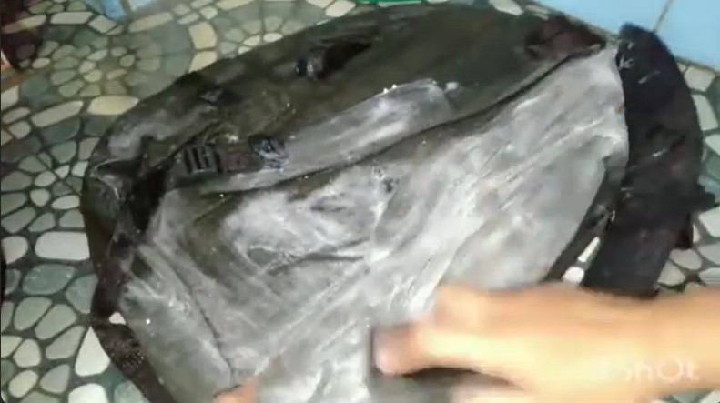 Tanpa diolesi pemutih pakaian, ini trik mencuci tas berjamur jadi kinclong cukup tambah 1 bahan dapur