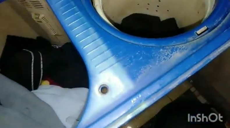 Tanpa diolesi pemutih pakaian, ini trik mencuci tas berjamur jadi kinclong cukup tambah 1 bahan dapur