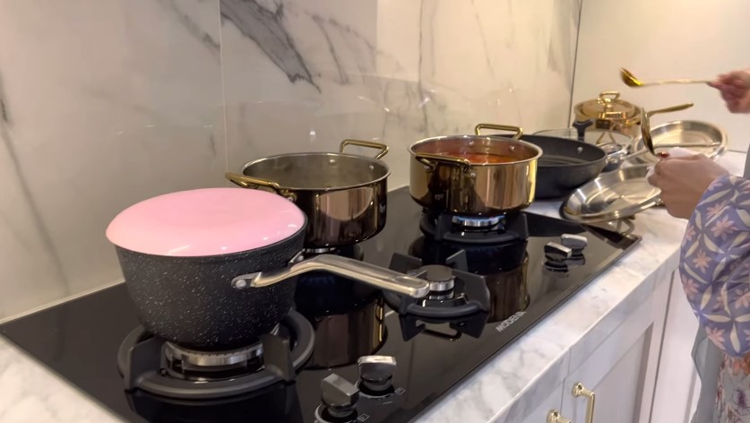 dapur Angel Lelga kulkasnya canggih © YouTube