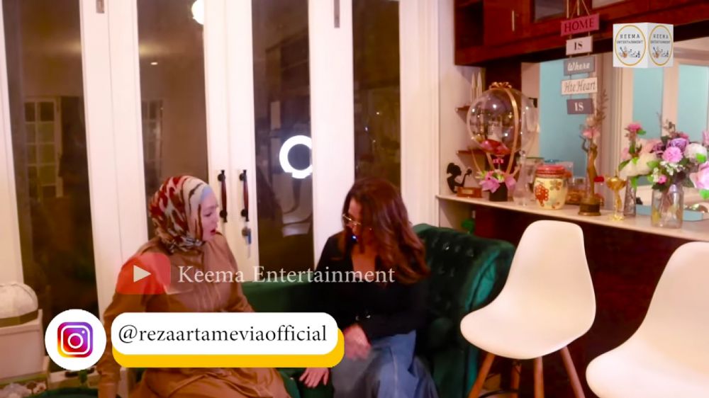 9 Potret dapur Aaliyah Massaid, desainnya menyatu dengan ruang tamu agar nyaman buat nongkrong