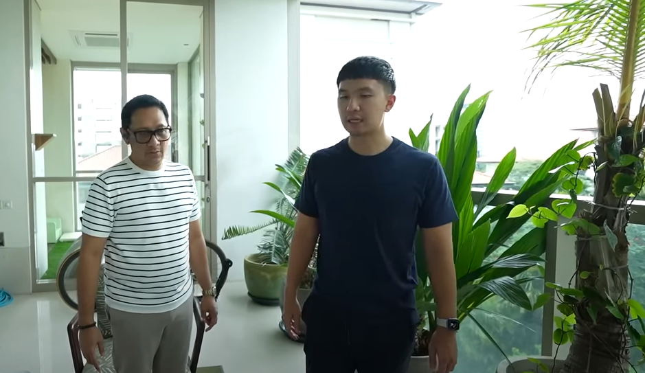 potret balkon hunian Nikita Willy & suami view langsung kolam renang © 2024 brilio.net