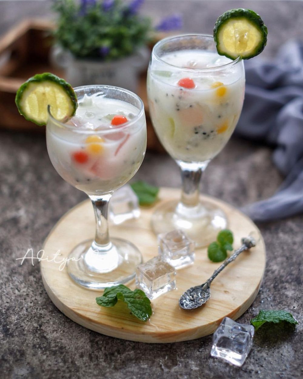 25 Resep kreasi es kelapa muda yang bikin buka puasa makin segar