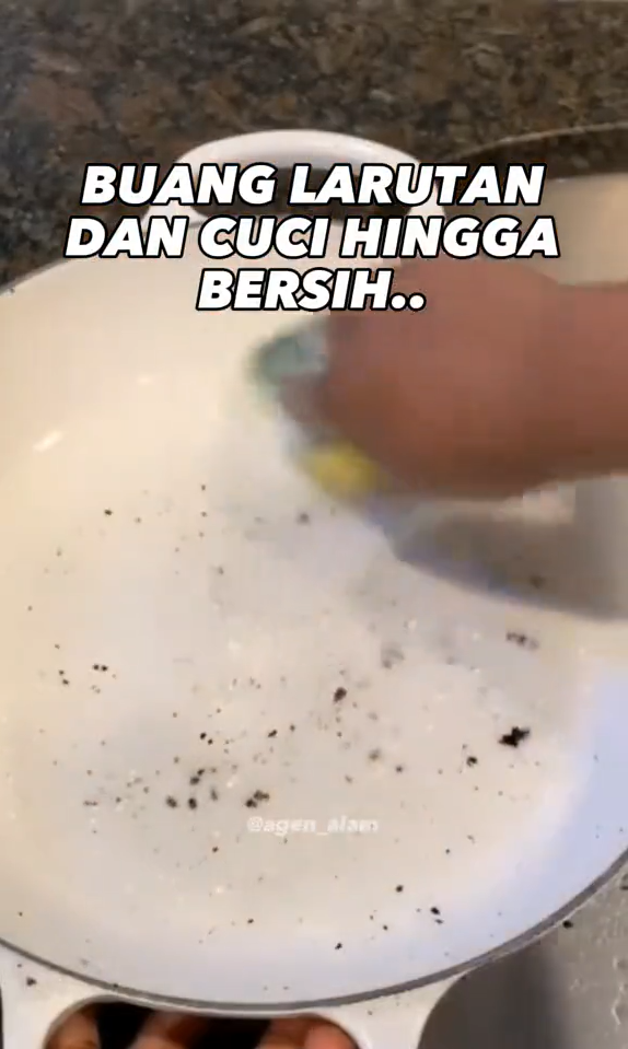 Tanpa perlu disikat, ini cara hilangkan kerak gosong di wajan agar kinclong pakai 2 bahan dapur