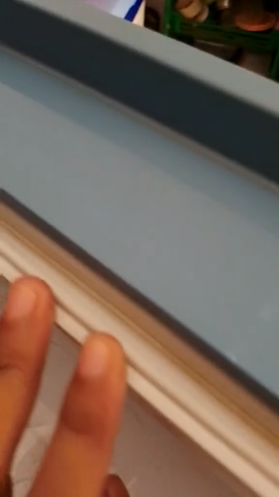 Tanpa dibongkar, ini cara bersihkan noda jamur di karet pintu kulkas pakai 1 bahan sederhana