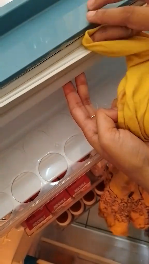 Tanpa dibongkar, ini cara bersihkan noda jamur di karet pintu kulkas pakai 1 bahan sederhana