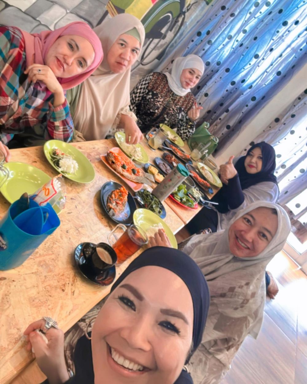 Hangout cicipi masakan Warung Ayah Ojak, 11 momen keakraban Umi Kalsum dan calon besan bak bestie
