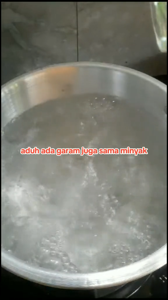 Bukan baking soda, ini trik merebus jantung pisang agar warnanya tetap putih pakai 2 bahan dapur