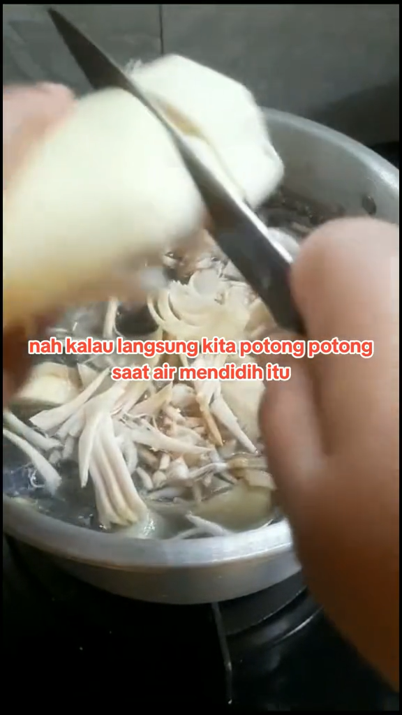 Bukan baking soda, ini trik merebus jantung pisang agar warnanya tetap putih pakai 2 bahan dapur