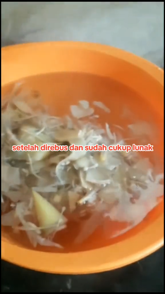 Bukan baking soda, ini trik merebus jantung pisang agar warnanya tetap putih pakai 2 bahan dapur