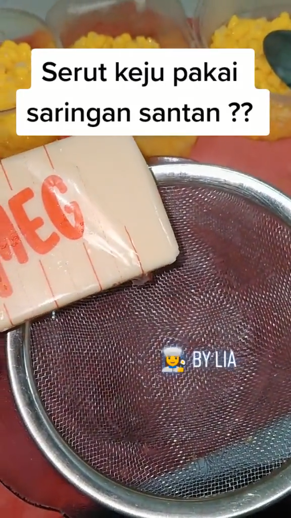 Tanpa parutan, aksi emak-emak memarut keju pakai alat sederhana ini praktis dan hasilnya rapi