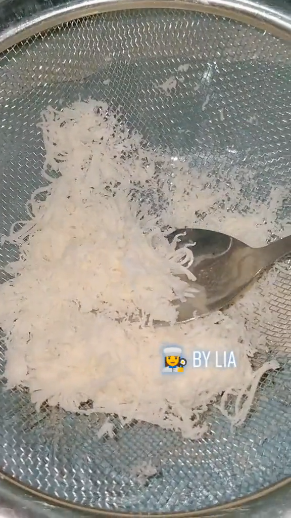 Tanpa parutan, aksi emak-emak memarut keju pakai alat sederhana ini praktis dan hasilnya rapi