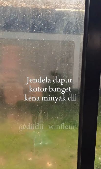 Tak perlu sabun, begini trik bersihkan kaca dapur yang berminyak dan kusam pakai 1 bahan dapur