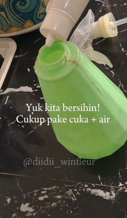 Tak perlu sabun, begini trik bersihkan kaca dapur yang berminyak dan kusam pakai 1 bahan dapur