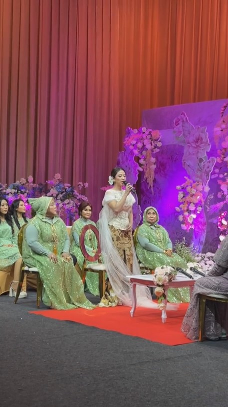 Dewi Perssik dilamar Rully © 2024 brilio.net