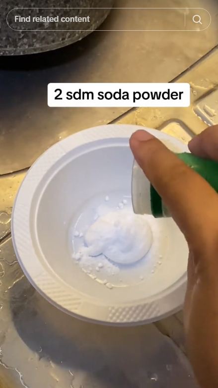 Tanpa disiram cuka, ini trik bersihkan pantat wajan gosong cuma pakai 2 bahan